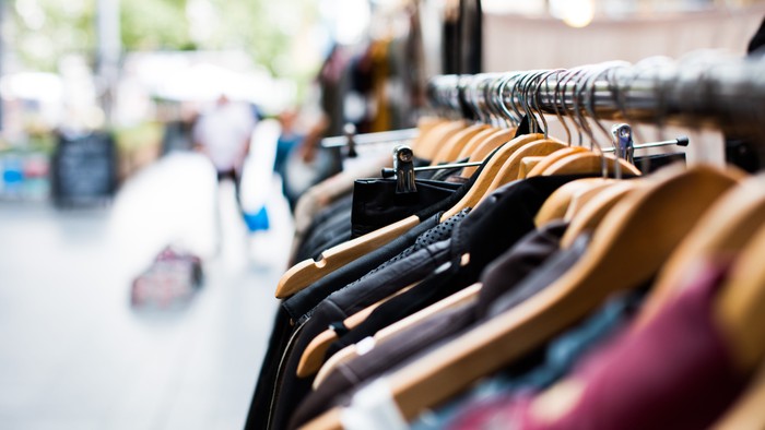 Bøjlestang med masser af tøj på række