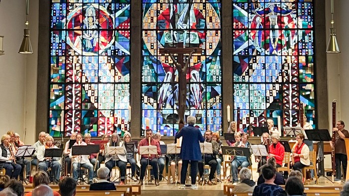 Ein Flötenorchester in einem modernen Altarraum mit großem Fenster