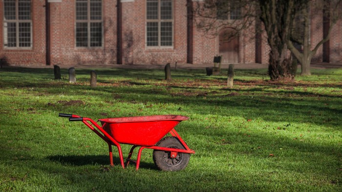 Bielertgelände mit roter Schubkarre