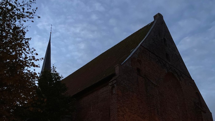 Alte Kirche bei Nacht, Mond am Himmel