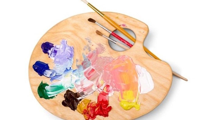 En pallette med farver og pinceleder