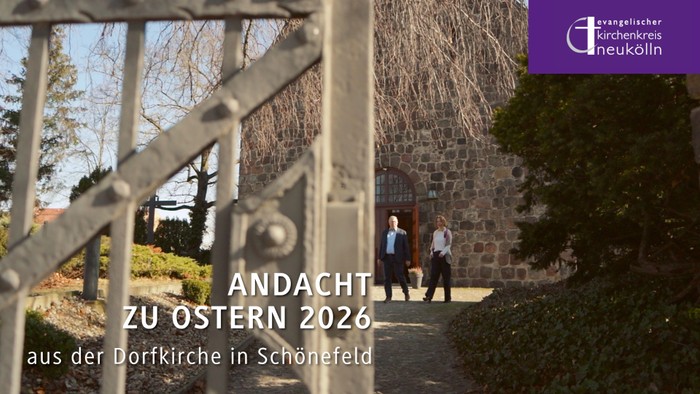 Ein friedvoller Kirchenweg mit Ankündigung einer Oster-Meditationsveranstaltung in Schönefeld für 2026.