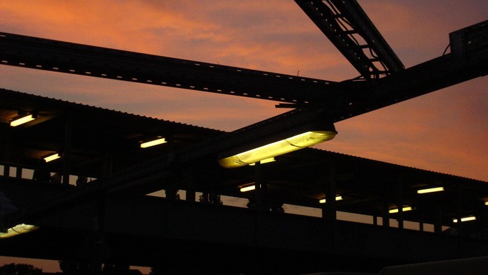 Lichter in der Nacht auf einem Bahnhof.