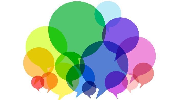 Bunte Sprechblasen in verschiedenen Größen und Farben überlappen sich