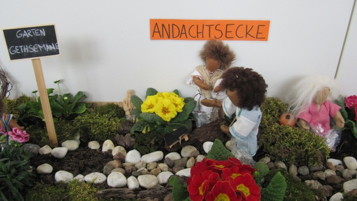 Miniaturgarten-Szene mit Puppen, die Pflanzen pflegen, beschriftet mit „Garten Gethsemane“ und „Andachtsecke“.