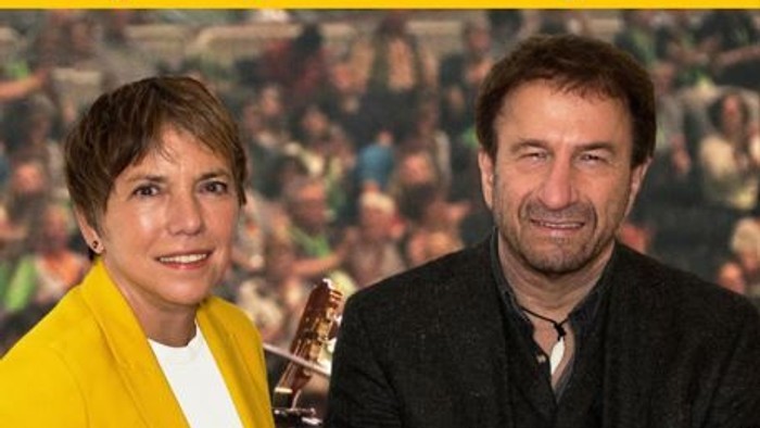 Wahlkampfplakat mit Margot Käßmann und Clemens Bittlinger zur Förderung reformationsbezogener Themen in Hessen.