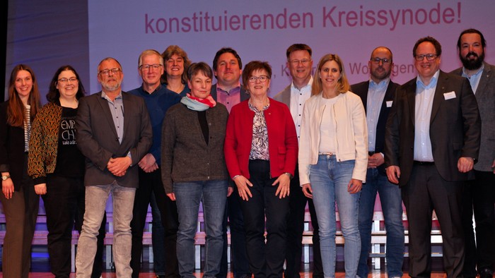 Gruppenfoto des neuen Kirchenkreisvorstands, inklusive Stellvertretungen