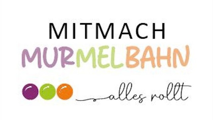 Buntes Logo für „Mitmach-Murmelbahn“ mit verspieltem Text und Kugeln, was auf Deutsch „alles rollt“ bedeutet.