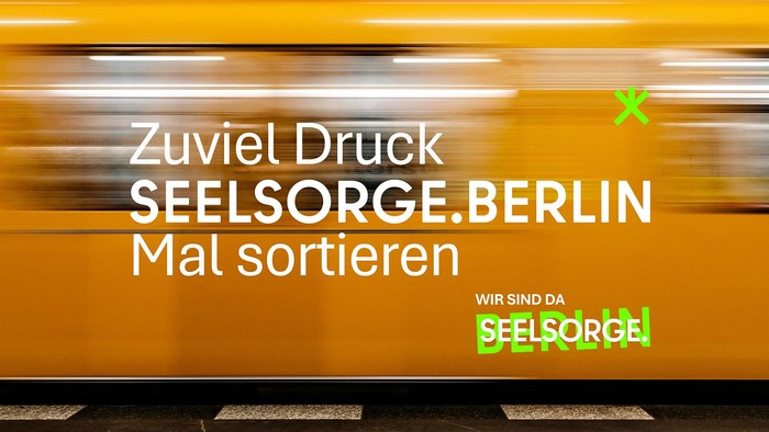 Ein verschwommener Zugwerbeplakat, das die Menschen auffordert, ihre Post unter SEELSORGE.BERLIN zu sortieren, aufgrund von übermäßigem Druck.