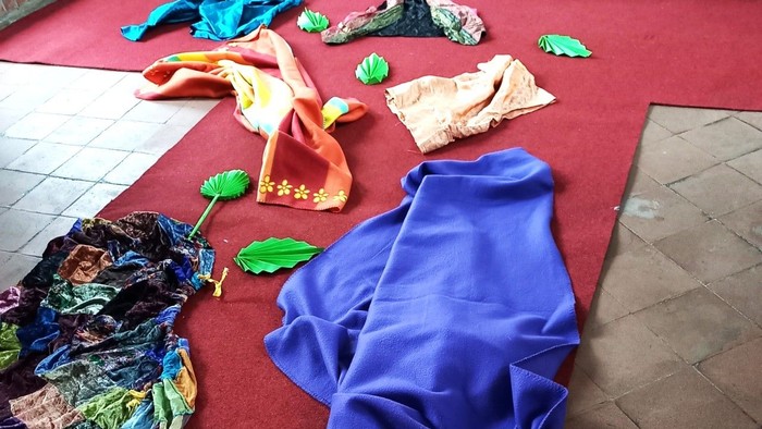 Tücher und Blätter erinnern an den Einzug Jesu nach Jerusalem.