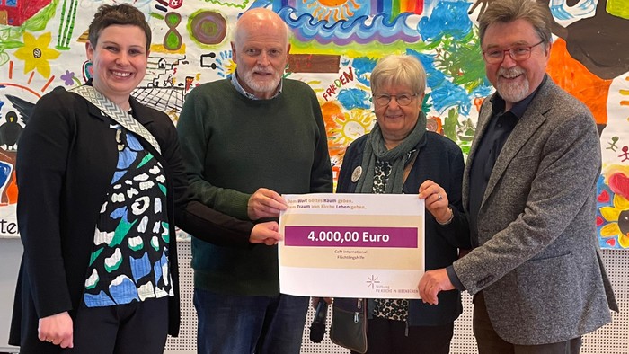 Von links: Lena Stubben, Vorsitzende Evangelische Stiftung; Reiner Ströver, stellvertretend für das Team in Laggenbeck; Ingeborg Paul, stellvertretend für das Team in der Innenstadt, und Reinhard Lohmeyer, geschäftsführender Vorstand Evangelische Stiftung