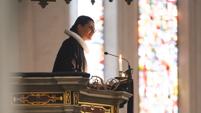 Mann predigt an Kanzel in Kirche