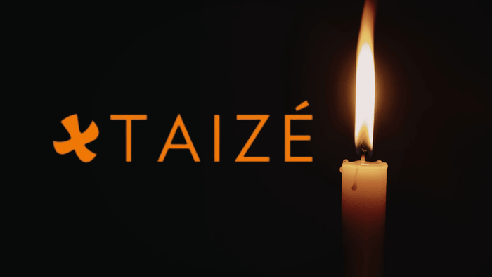 Logo von Taizé mit einer brennenden Kerze im Hintergrund. Das Logo zeigt das orangefarbene Taizé-Kreuz und den Schriftzug ‚TAIZÉ‘.