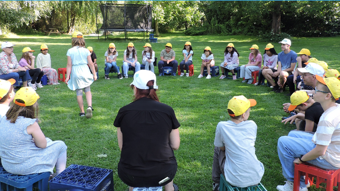 Ein großer Sitzkreis mit Kindern