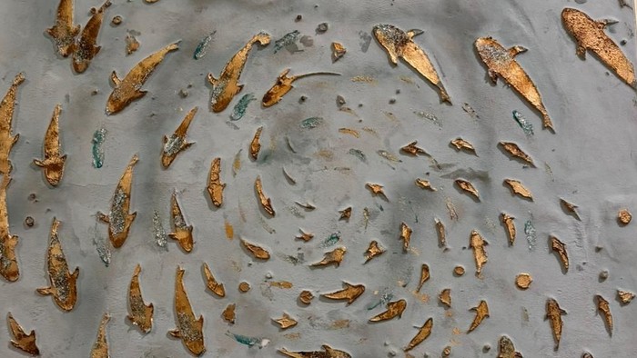 Abstrakte Kunst mit wirbelnden goldenen Fischformen auf einem strukturierten blau-grauen Hintergrund.