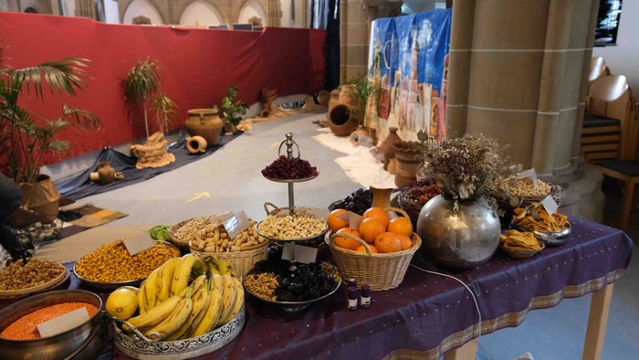 Der Eingangsbereich der Christuskirche wurde als Markt in Jersusalem zum Einzug Jesu gestaltet.