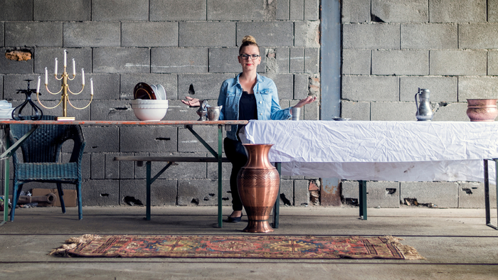 Plakat für einen Gottesdienst mit religiösen Veranstaltungen und einer Frau in nachdenklicher Pose auf der Bühne.