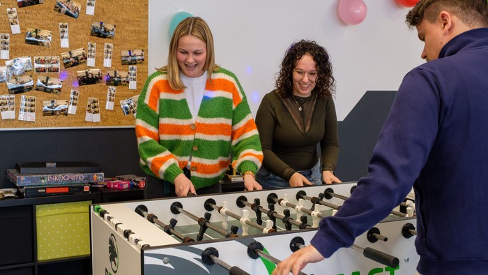 Jennifer Leistner (rechts) und Mitarbeiterin am Kicker