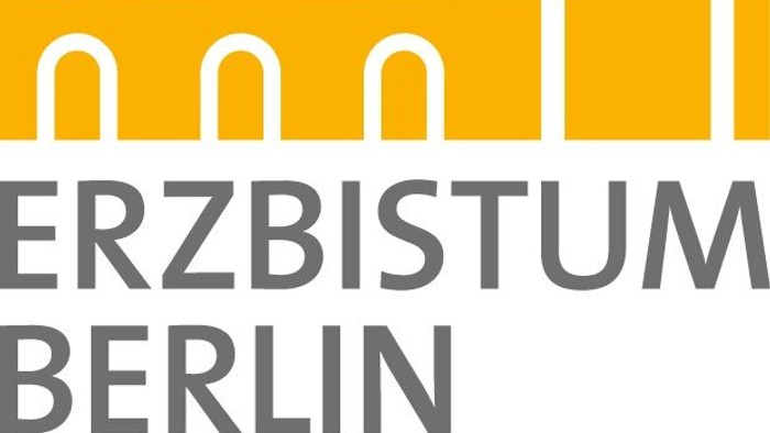 Das Logo zeigt eine Kirche mit Kreuz und dem Text 