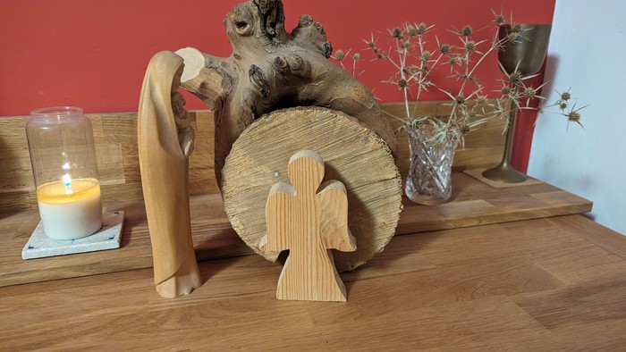 Holzskulpturen und Kerzen auf einem Holztisch