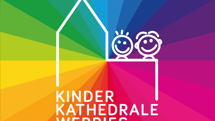 Kinder, die auf einem regenbogenfarbenen Haus stehen