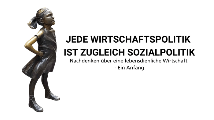 Bronzestatue eines Mädchens mit Text, der die Integration von Wirtschafts- und Sozialpolitik fordert.