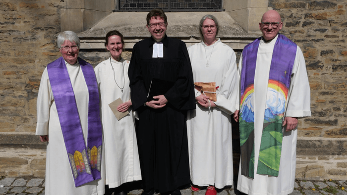 Das Bild zeigt fünf Personen vor der Kirche. Von links nach rechts: Pfarrerin Dörte Godejohann, Prädikantin Anja Zwiener, Synodalassessor Karsten Malz, Prädikantin Frauke Gorontzi, Pfarrer Guido Hofmann