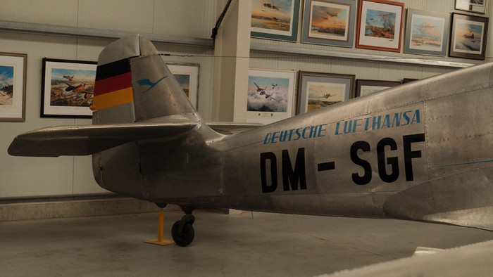 Ein Rumpf von einem alten Flugzeug im Museum. Aufrschrift: Deutsche Lufthansa