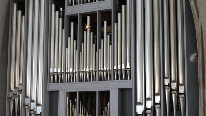 Große Kirchenorgel mit mehreren Registern und Manualen