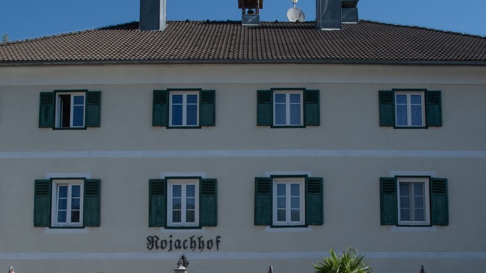 Gruppe von Menschen vor dem Stojackhof Gebäude