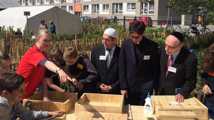 Eine Gruppe von Menschen pflanzt gemeinsam in einem Stadtgarten