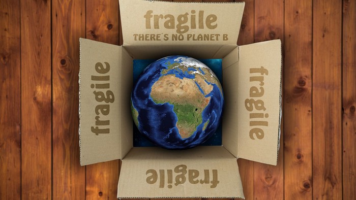 Karton mit Erde und Aufdruck "Fragil - Es gibt keinen Planeten B"