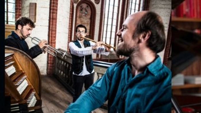 Vier Musiker und eine Musikerin mit ihren Instrumenten in einer Bildcollage.