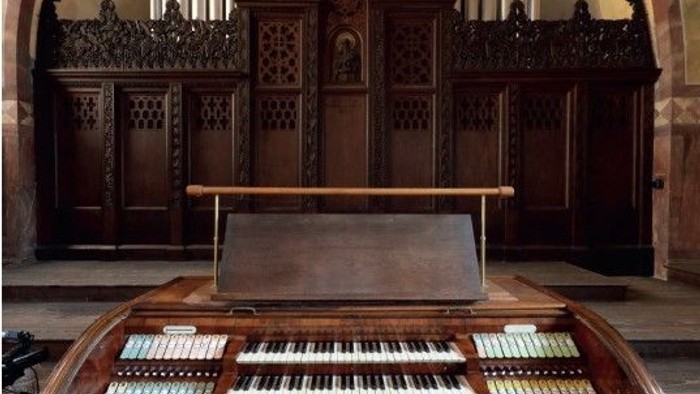 Orgel in einer Kirche mit aufwendigem Design und vielen Registern