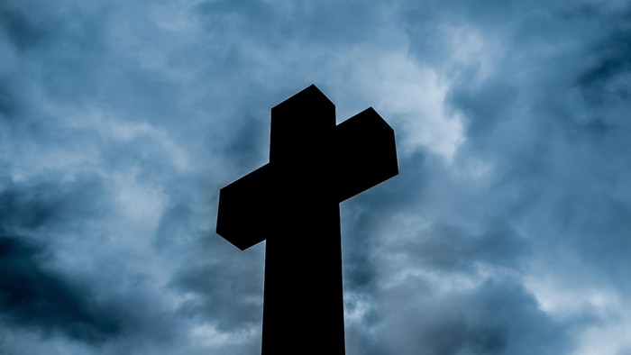 Steinkreuz vor Unwetterwolken