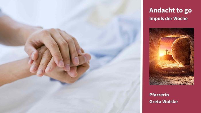 Hände liegen aufeinander als tröstende Geste