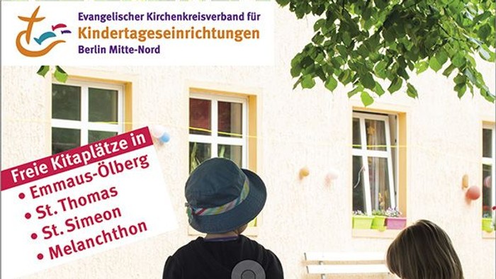 zwei kinder sitzen unter einem Baum. Werbung für freie Kitaplätze in den Kitas Emmaus-Ölberg, St. Thomas, St. Simeon und Melanchthon. Informationen udn Kontakt unter evkvbmn.de.