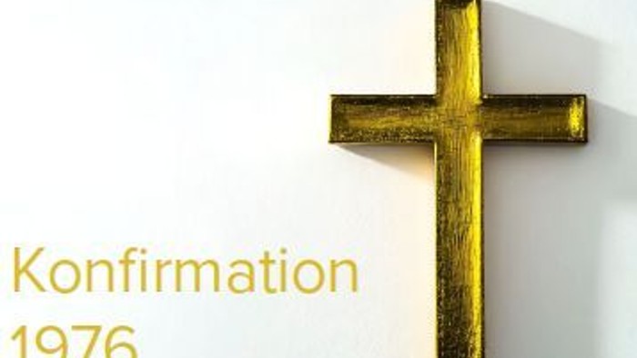 Ein goldenes Kreuz mit dem Wort „Konfirmation“ und der Jahreszahl „1976“ darunter auf einem schlichten Hintergrund.