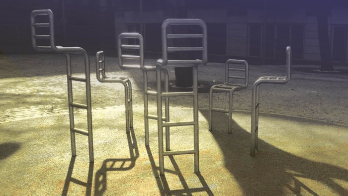 Das Bild zeigt Sportgeräte im Freien und eine Person beim Training