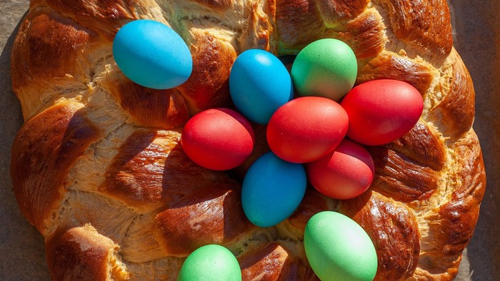 Bunter Osternestkuchen mit bunten Eiern