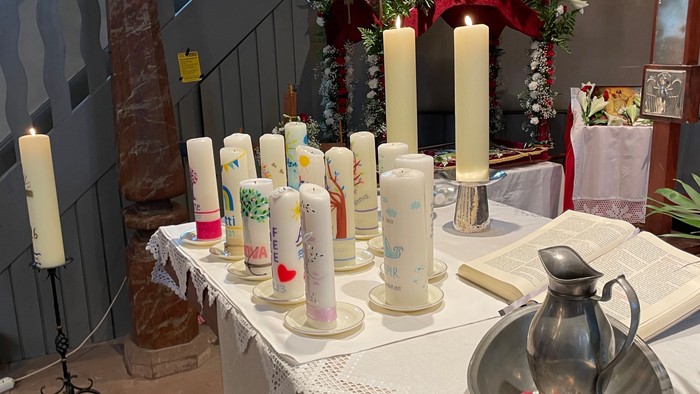 Kerzen beim Tauferinnerungsgottesdienst