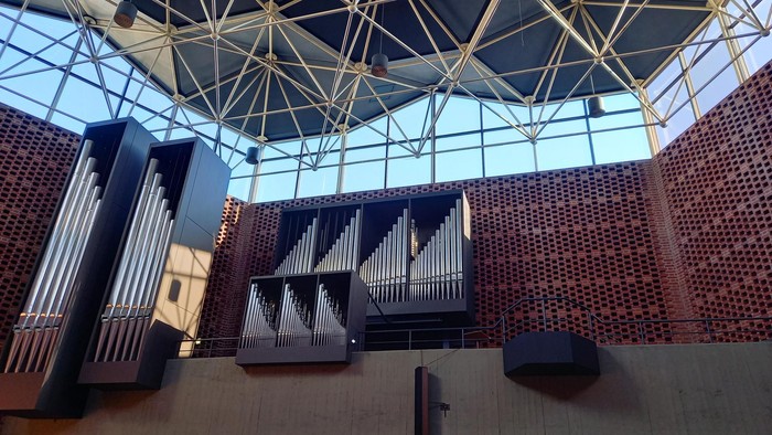 Große Orgel vor Ziegelmauer und Metallkonstruktion