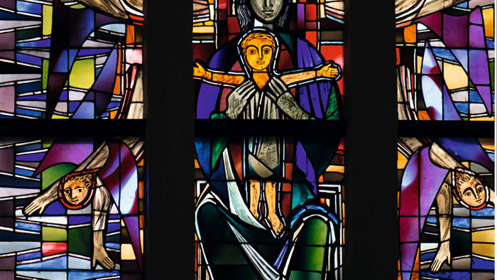 Buntes Kirchenfenster mit religiösen Motiven