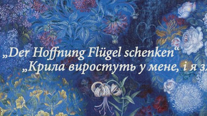 Komplexe florale Kunstwerke mit zweisprachigem poetischem Text über das Wachsen von Hoffnung und Flügeln in Blau-, Violett- und Weißtönen.