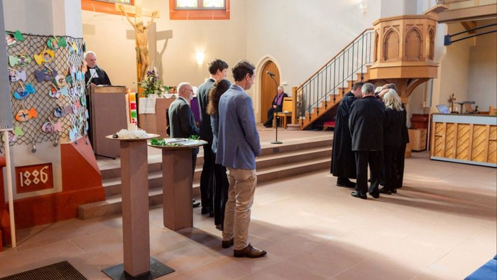 Jubelkonfirmation in der evangelischen Nordkirche mit festlichem Gottesdienst und Altarraum