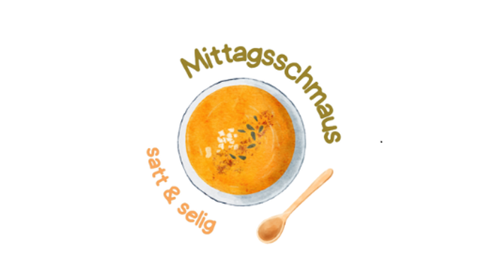 Eine Schüssel mit einer herzhaften, sättigenden Mittagssuppe mit der Aufschrift *„Mittagsschmaus“* und einem Holzlöffel daneben.