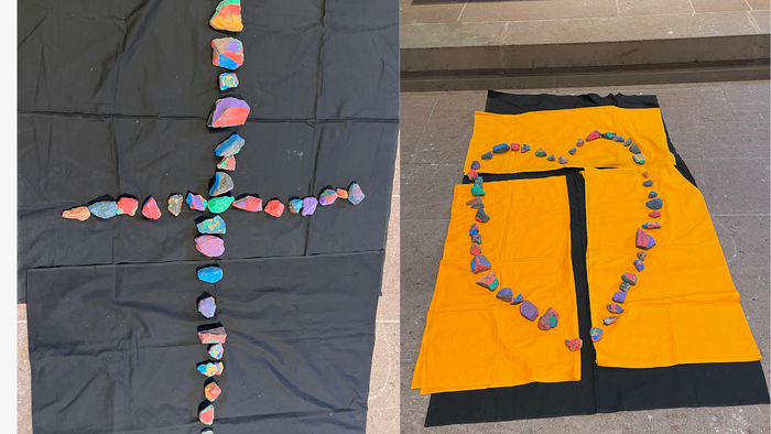 Kreuz und Herz aus Steinen