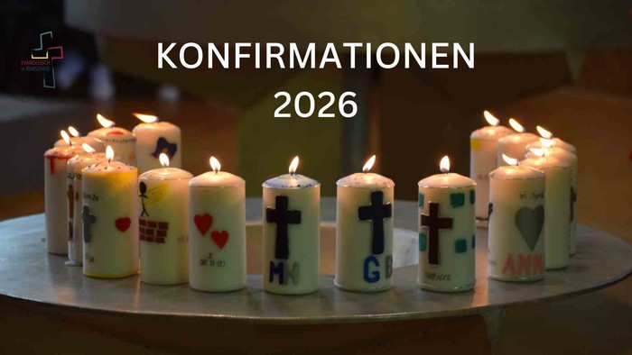 Aufgestellte Kerzen in einem Kreis mit Initialen und Symbolen, die 2026 Firmungen feiern.