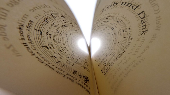 Notenblätter, die zu einem Herz geformt sind (Symbolfoto)