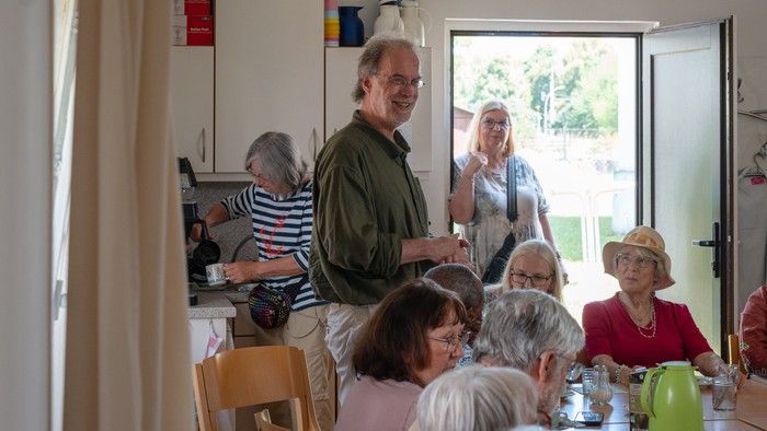 Dr. Martin Frank referiert über Tansania in der Hütte an der Dorfkirche